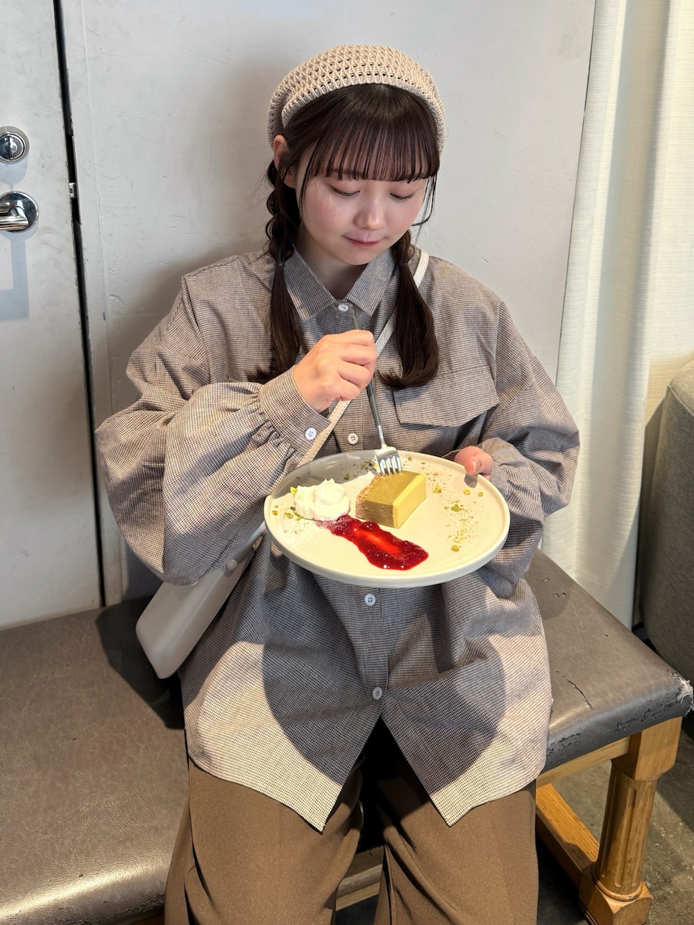 ブラウン系のシャツ/ブラウス、ホワイト系のショルダーバッグ、ブラウン系のその他パンツを着用したレディースの冬コーディネートの3枚目の写真