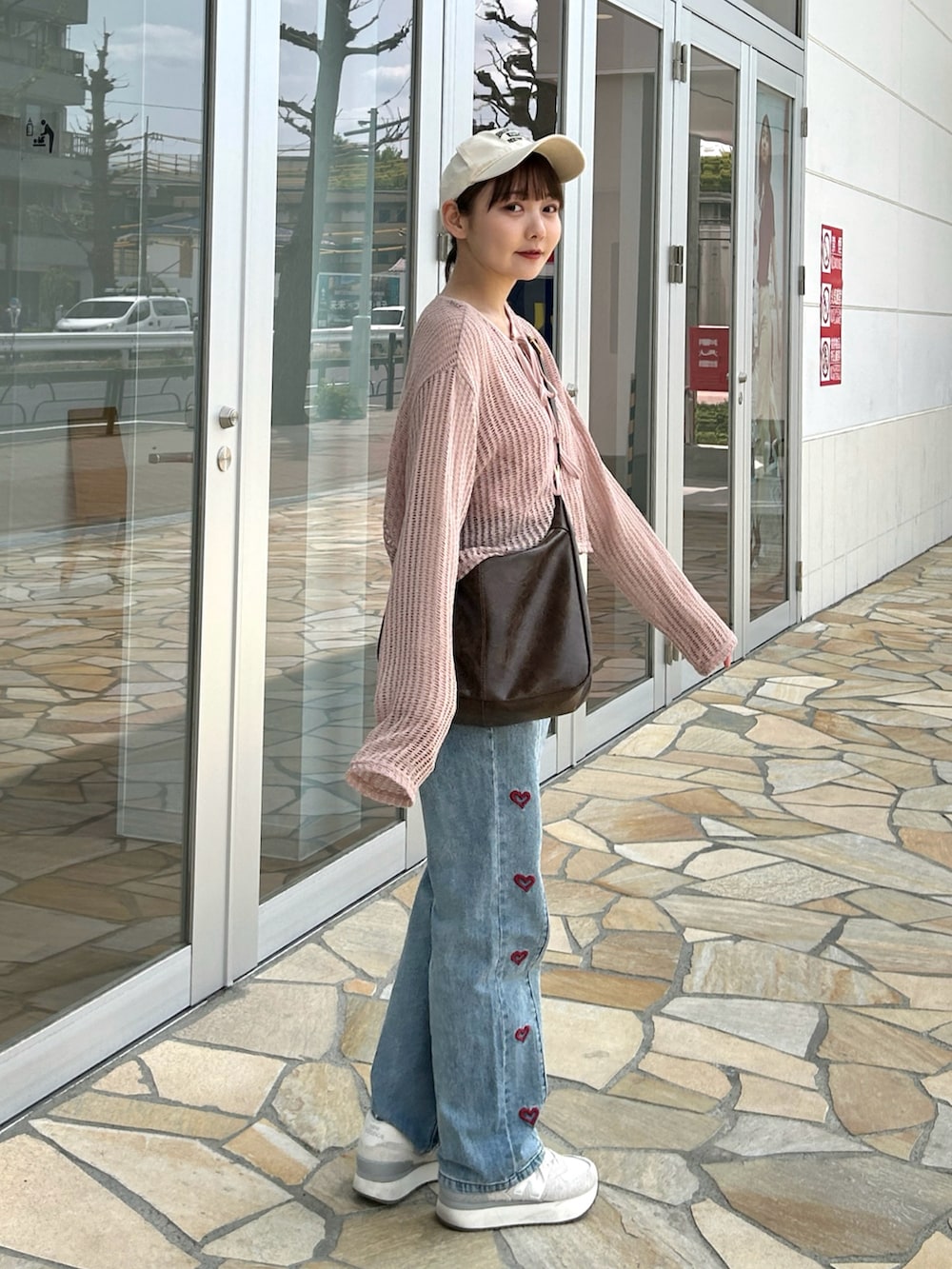 「春夏コーデ、デニム、スニーカー、パステルカラー、韓国ファッション、シンプルコーデ、デートコーデ、プチプラ、お出かけコーデ、きれいめカジュアル、休日スタイル、古着MIX、キャップ、シアートップス、骨格ストレート」｜「moment+の前後2WAYストライプメッシュショート丈(45cm)＆レギュラー丈(68cm)リボンカーディガン（カーディガン/ボレロ、ピンク系）」を使った、みさねさん（骨格ストレート・レディース・158cm）の春コーディネートの5枚目の写真