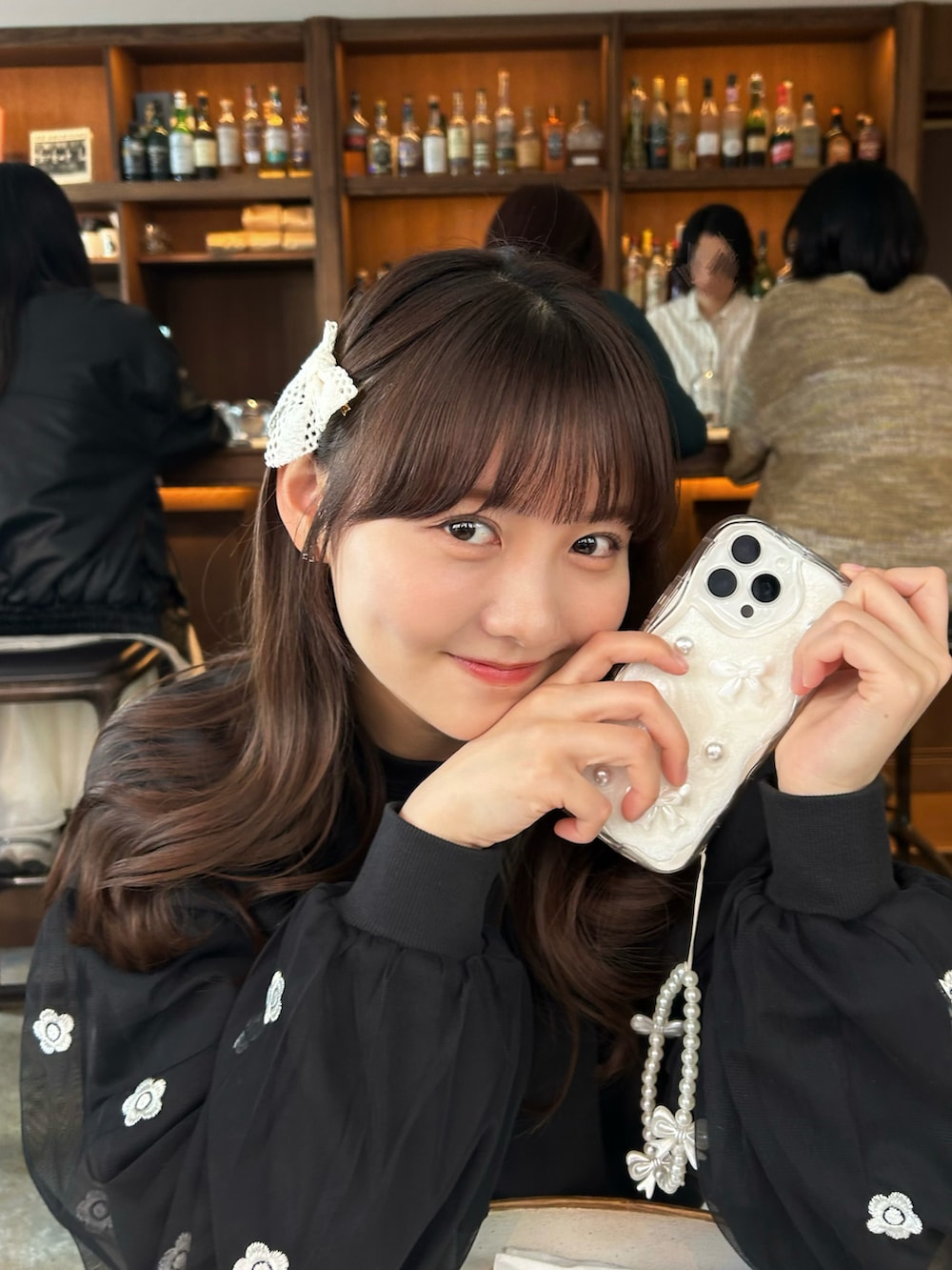 「今日のコーデ、春コーデ、春色、プチプラ、デニム、トートバッグ、オレンジ、スニーカー、お出かけコーデ、休日スタイル、きれいめカジュアル、大人カジュアル、ストリート、韓国ファッション、ゆるコーデ」｜「PUBLUXのMARY QUANT × PUBLUX/マリークワント 袖刺繍 オーガンジー スウェット　限定展開（スウェット、ブラック系）」を使った、みさねさん（骨格ストレート・レディース・158cm）の春コーディネートの4枚目の写真