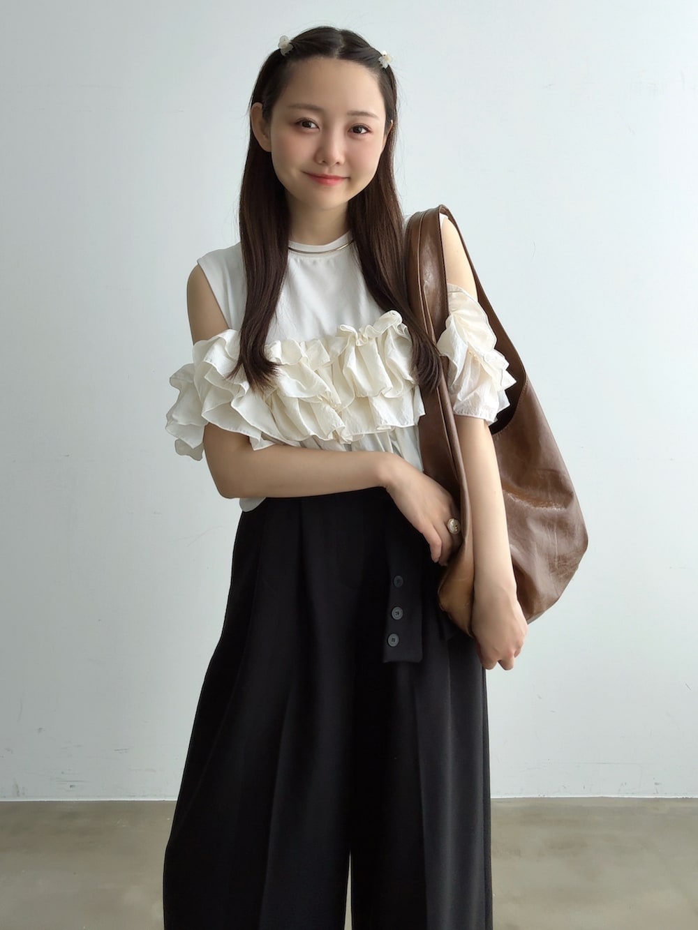ホワイト系のTシャツ/カットソー、ブラック系のその他パンツ、イエロー系のトートバッグを着用したレディースの秋コーディネートの2枚目の写真