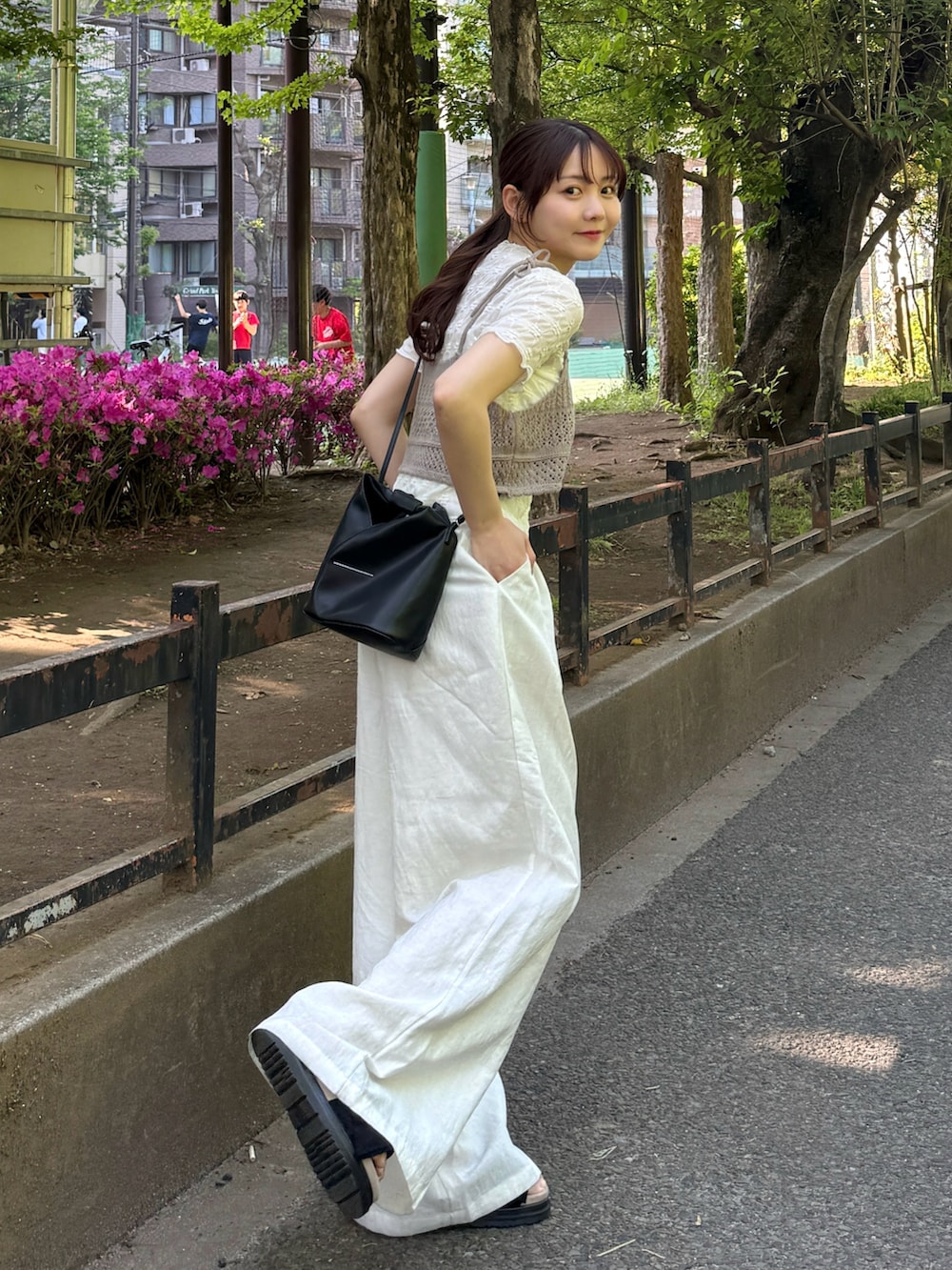 「ショルダーバッグ、ワイドパンツ、サンダル、白Tシャツ、大人女子、お出かけコーデ、きれいめカジュアル、オトナカジュアル、韓国ファッション、レイヤードスタイル、休日スタイル、大人かわいい、ゆるコーデ、夏コーデ、パンツスタイル」｜「MM6 Maison MargielaのJapanese Crossbody Bag（ショルダーバッグ、ブラック系）」を使った、みさねさん（骨格ストレート・レディース・158cm）の春コーディネートの3枚目の写真