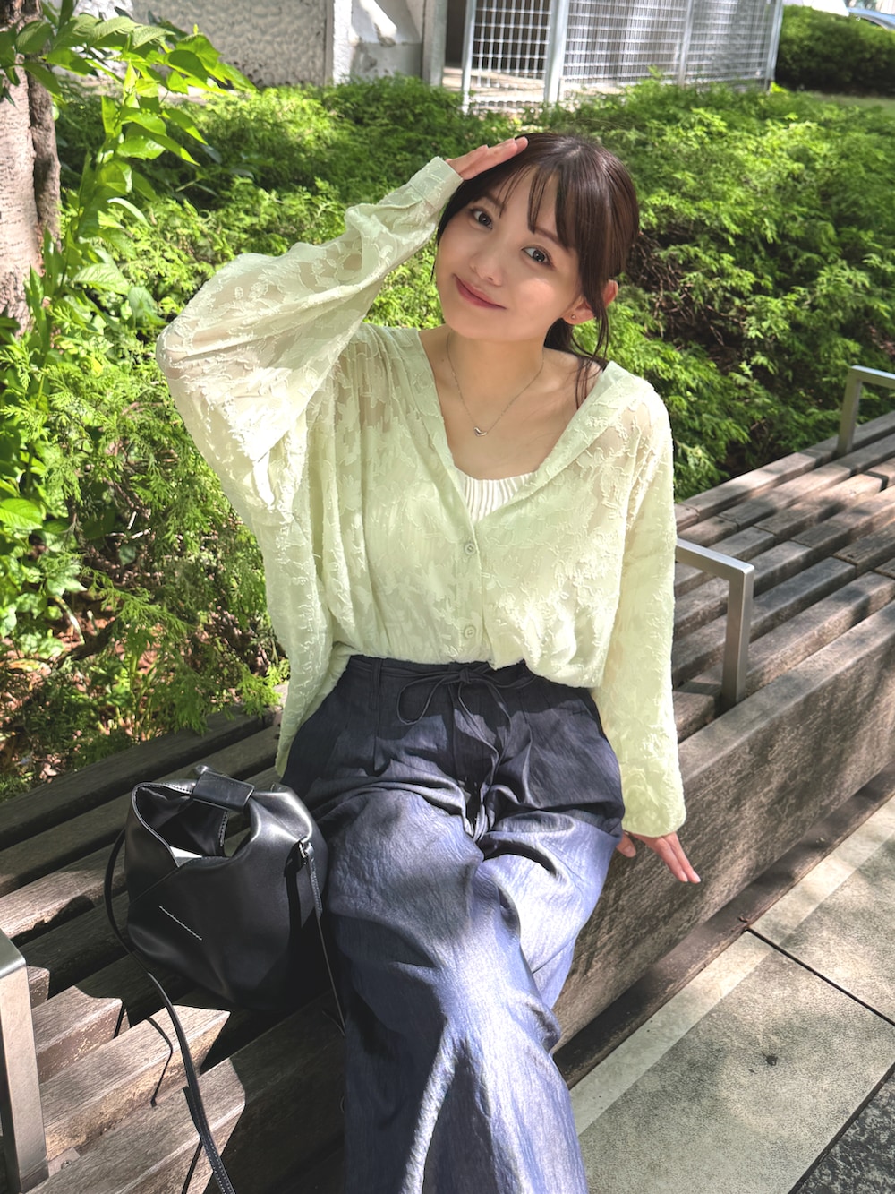 グリーン系のシャツ/ブラウス、ホワイト系のキャミソール、ブルー系のその他パンツを着用したレディースの夏コーディネートの5枚目の写真