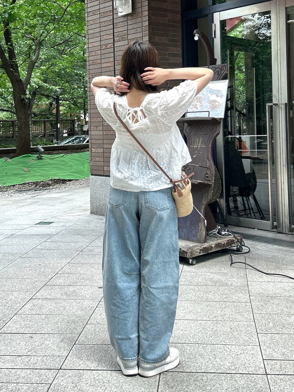 「プチプラ、デートコーデ、夏コーデ、お出かけコーデ、休日スタイル、シンプルコーデ、オトナカジュアル、きれいめカジュアル、デニム、フェスコーデ、スニーカー、ショルダーバッグ、韓国ファッション、カジュアルコーデ、ブラウス」｜「Cham.のスクエアネックサマーブラウス（シャツ/ブラウス、ホワイト系）」を使った、みさねさん（骨格ストレート・レディース・158cm）の夏コーディネートの2枚目の写真