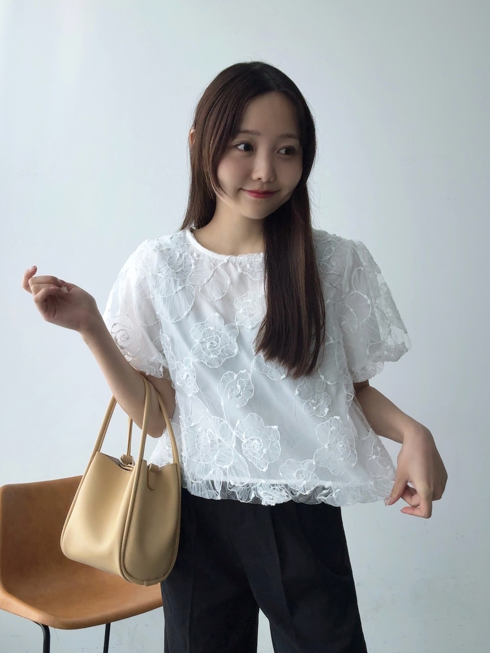 ブラウン系のその他トップス、ホワイト系のシャツ/ブラウス、ブラック系のその他パンツを着用したレディースの夏コーディネートの4枚目の写真