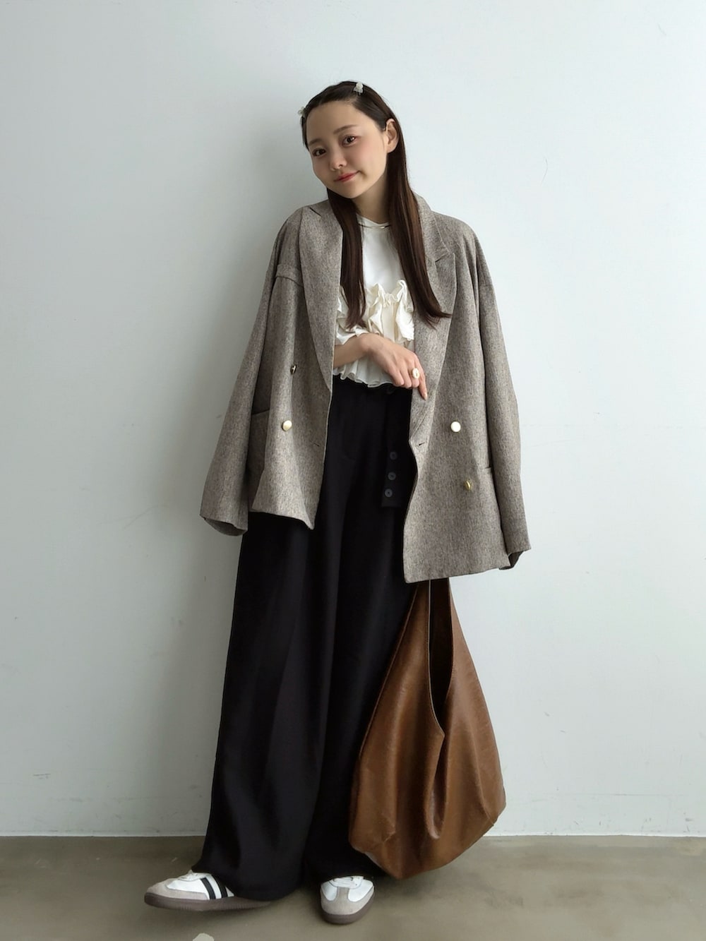 ホワイト系のTシャツ/カットソー、ベージュ系のテーラードジャケット、ブラック系のその他パンツを着用したレディースの秋コーディネートの5枚目の写真