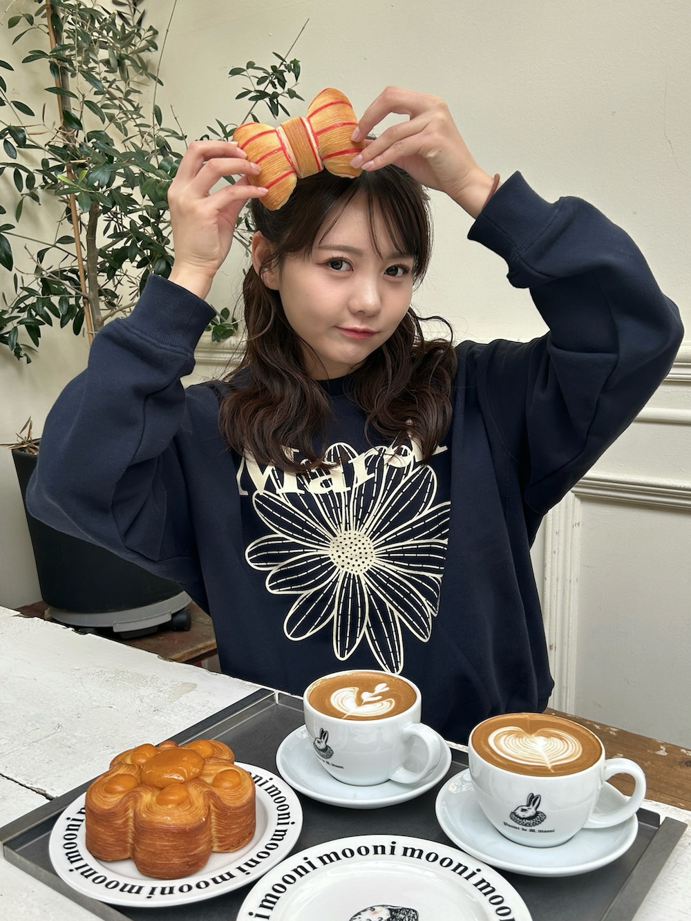 ベージュ系のスカート、イエロー系のブーツ、ブルー系のスウェットを着用したレディースの秋コーディネートの5枚目の写真