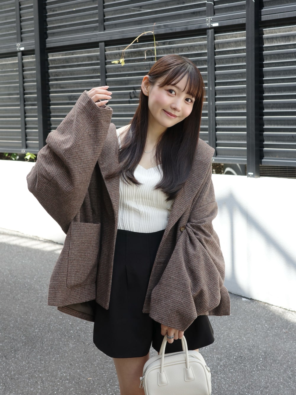 ホワイト系のキャミソール、ブラック系のその他パンツ、ホワイト系のショルダーバッグを着用したレディースの夏コーディネートの5枚目の写真