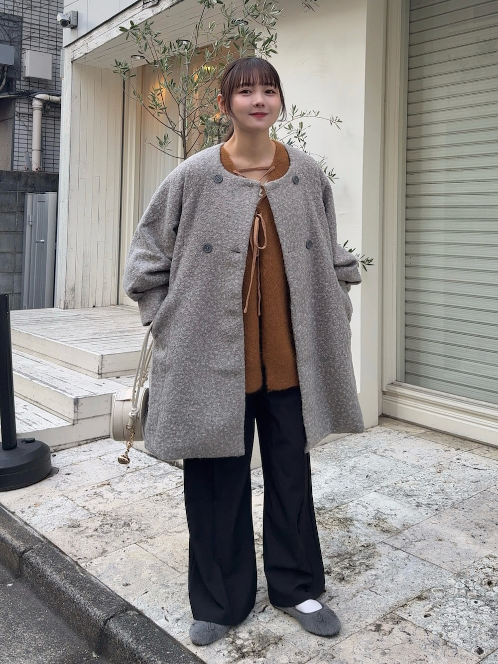 「真冬のあったかスタイル、ニット、パンツスタイル、マスタード、ショルダーバッグ、GU、プチプラ、きれいめカジュアル、カジュアル、シンプル、大人女子、お出かけコーデ、ラクチンコーデ、ユニクロ、レイヤードスタイル」｜「andmeの【7色展開】カップ付きホルターネック風キャミソール（キャミソール、ホワイト系）」を使った、みさねさん（骨格ストレート・レディース・158cm）の冬コーディネートの2枚目の写真