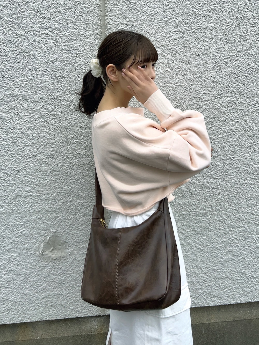 「パステルカラー、お出かけコーデ、ピンク、シンプルコーデ、春のNewスタイル、デニム、デニムスカート、春色、ショルダーバッグ、休日スタイル、スウェット、GU、プチプラ、スカート、カジュアルガーリー」｜「Kastaneの【S.Lサイズ/14オンス】ヘビーウェイトオフショルピグメントスウェット（スウェット、ピンク系）」を使った、みさねさん（骨格ストレート・レディース・158cm）の春コーディネートの2枚目の写真