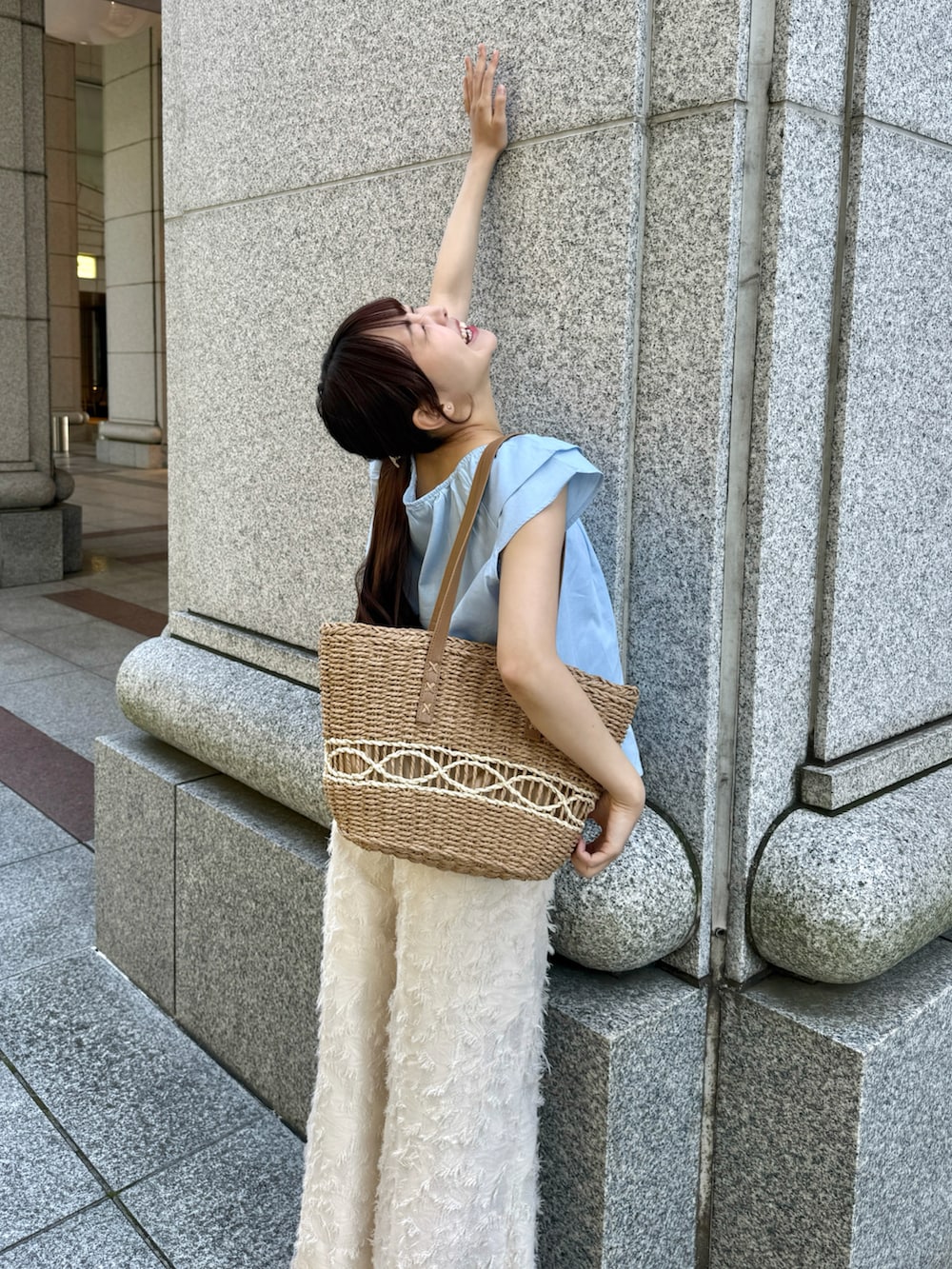 「ワイドパンツ、サンダル、韓国ファッション、ブルー、きれいめカジュアル、プチプラ、ブラウス、夏コーデ、シンプルコーデ、お出かけコーデ、オトナカジュアル、大人かわいい、デートコーデ、かごバッグ、休日スタイル」｜「YOURMLEのアイテム（パンツ、ホワイト系）」を使った、みさねさん（骨格ストレート・レディース・158cm）の春コーディネートの3枚目の写真