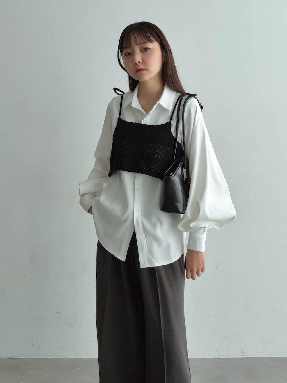 ブラック系のパンプス、ホワイト系のシャツ/ブラウス、ホワイト系のその他トップスを着用したレディースの秋コーディネートの4枚目の写真