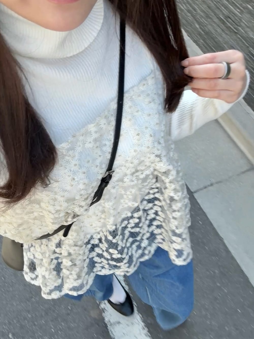 ブルー系のデニムパンツ、ホワイト系のキャミソール、ホワイト系のトップスを着用したレディースの春コーディネートの3枚目の写真