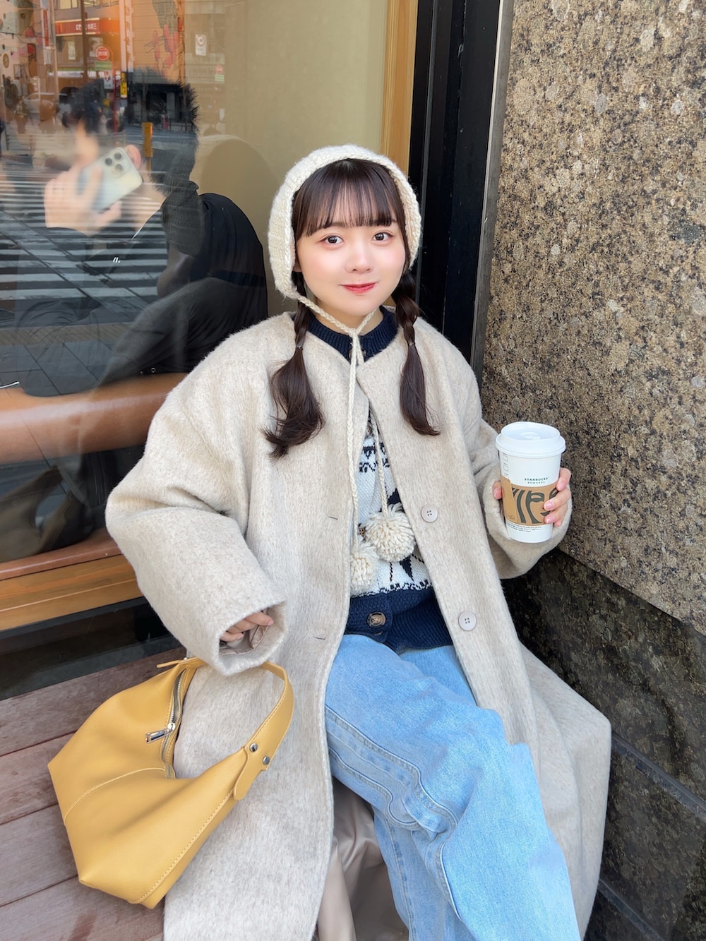 ブルー系のニット/セーター、ブルー系のデニムパンツ、ブラウン系のサンダルを着用したレディースの冬コーディネートの3枚目の写真