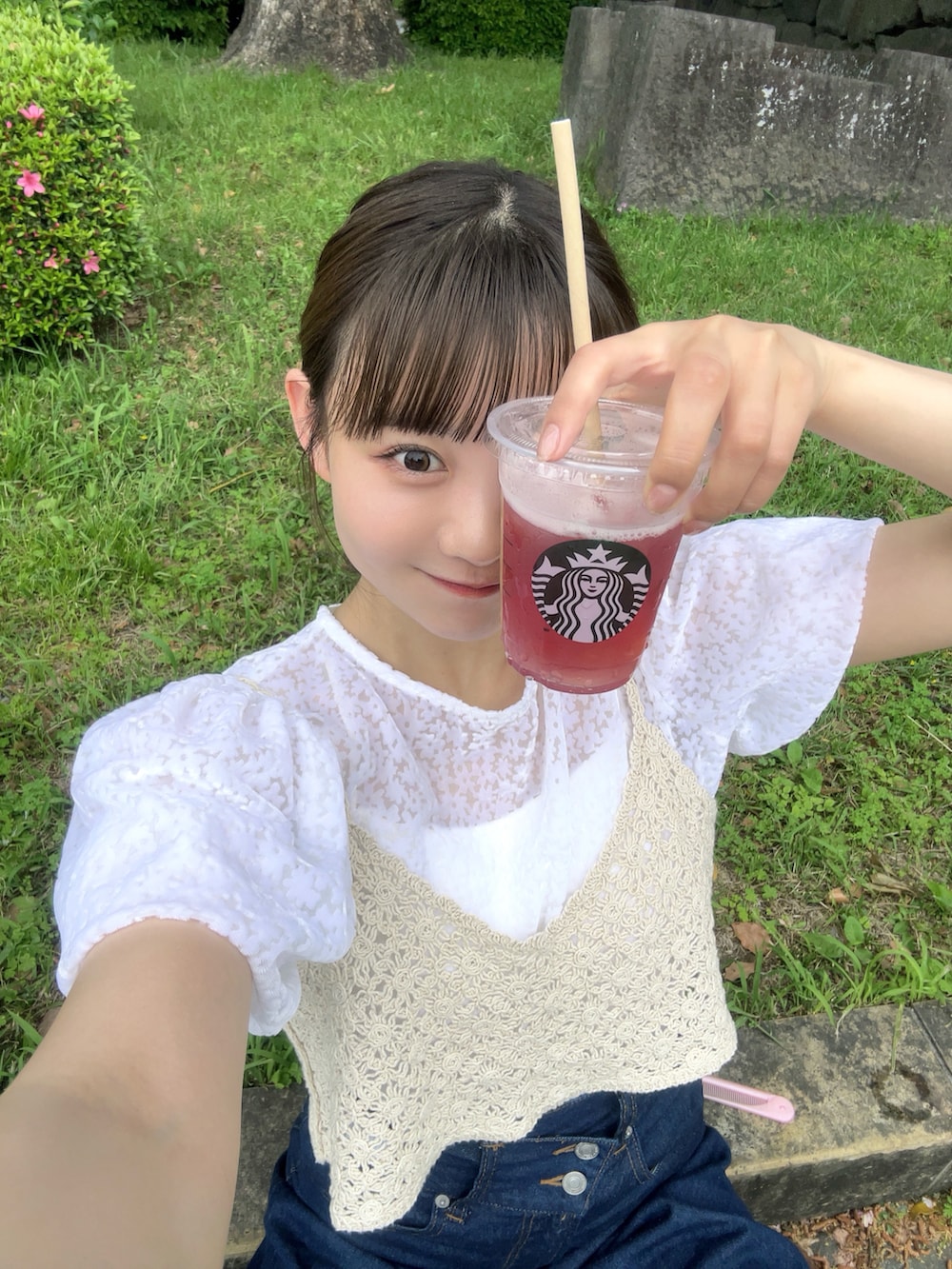 ホワイト系のシャツ/ブラウス、ベージュ系のベスト、ブルー系のデニムパンツを着用したレディースの夏コーディネートの4枚目の写真
