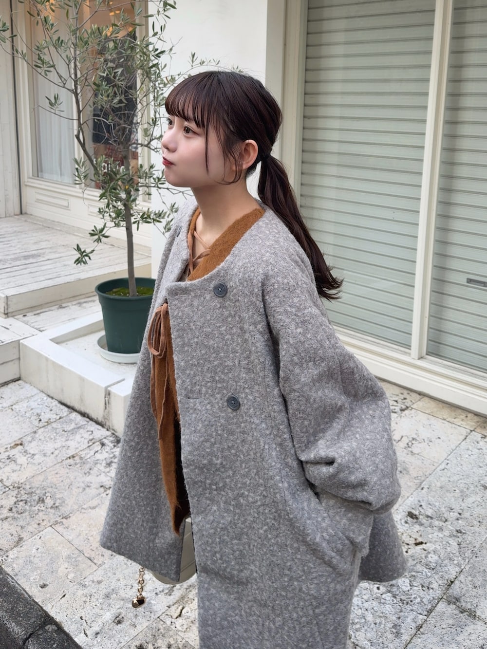 「真冬のあったかスタイル、ニット、パンツスタイル、マスタード、ショルダーバッグ、GU、プチプラ、きれいめカジュアル、カジュアル、シンプル、大人女子、お出かけコーデ、ラクチンコーデ、ユニクロ、レイヤードスタイル」｜「andmeの【7色展開】カップ付きホルターネック風キャミソール（キャミソール、ホワイト系）」を使った、みさねさん（骨格ストレート・レディース・158cm）の冬コーディネートの5枚目の写真