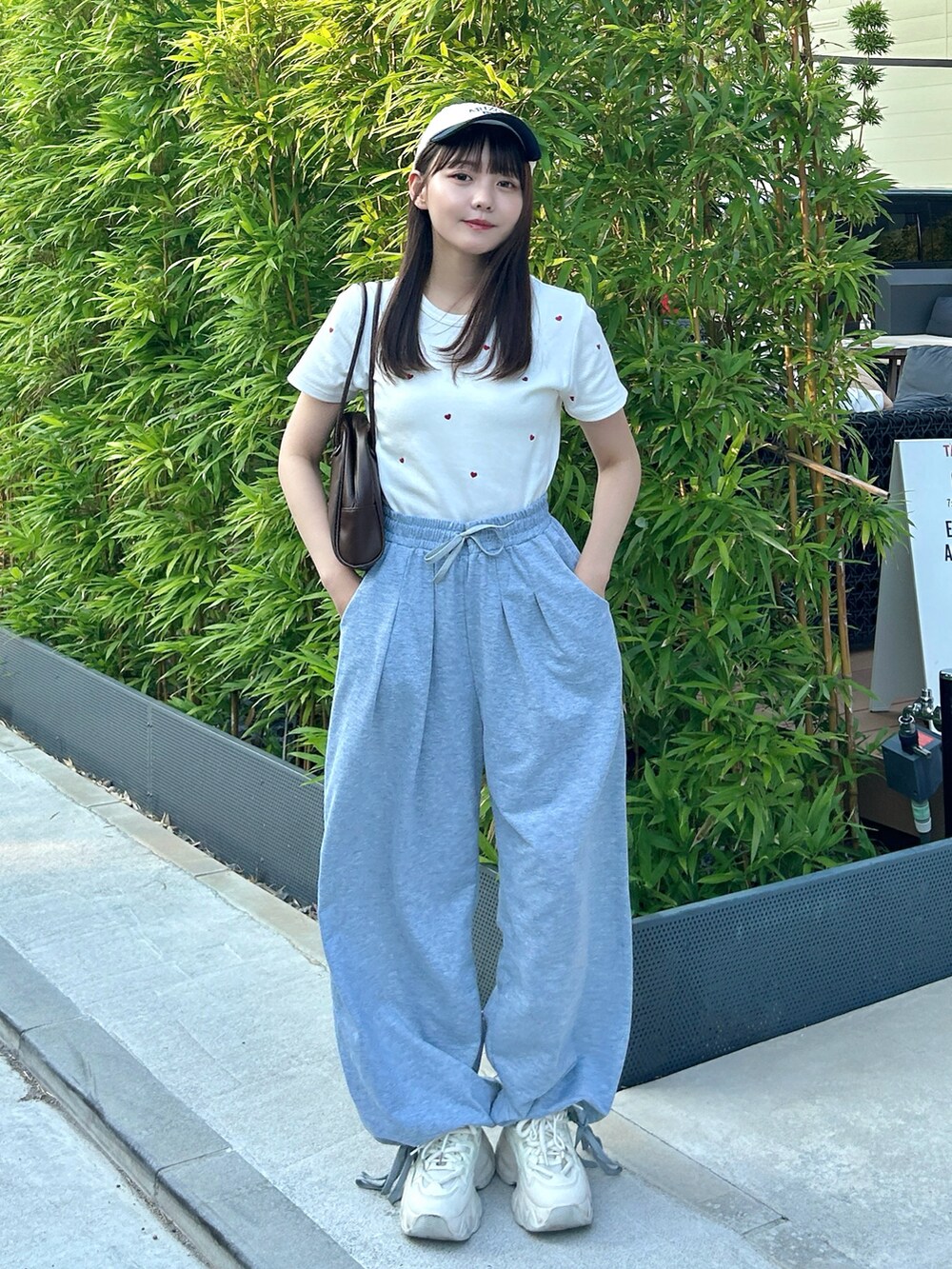 ホワイト系のTシャツ/カットソー、グレー系のスウェットパンツ、ホワイト系のスニーカーを着用したレディースの秋コーディネートの5枚目の写真