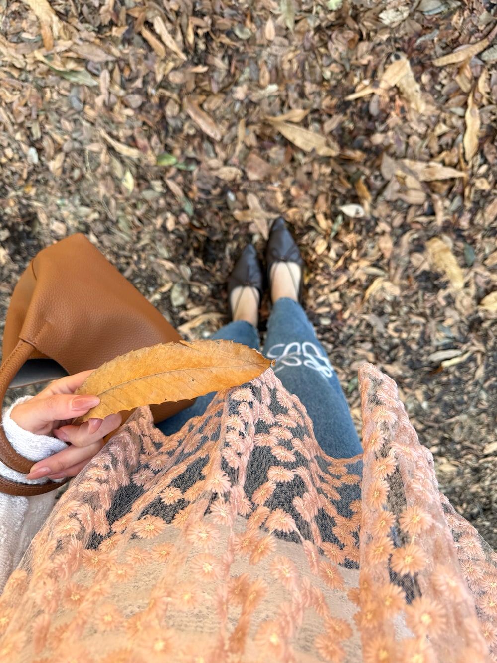 ブラウン系のパンプス、ホワイト系のTシャツ/カットソー、ピンク系のキャミソールを着用したレディースの冬コーディネートの3枚目の写真