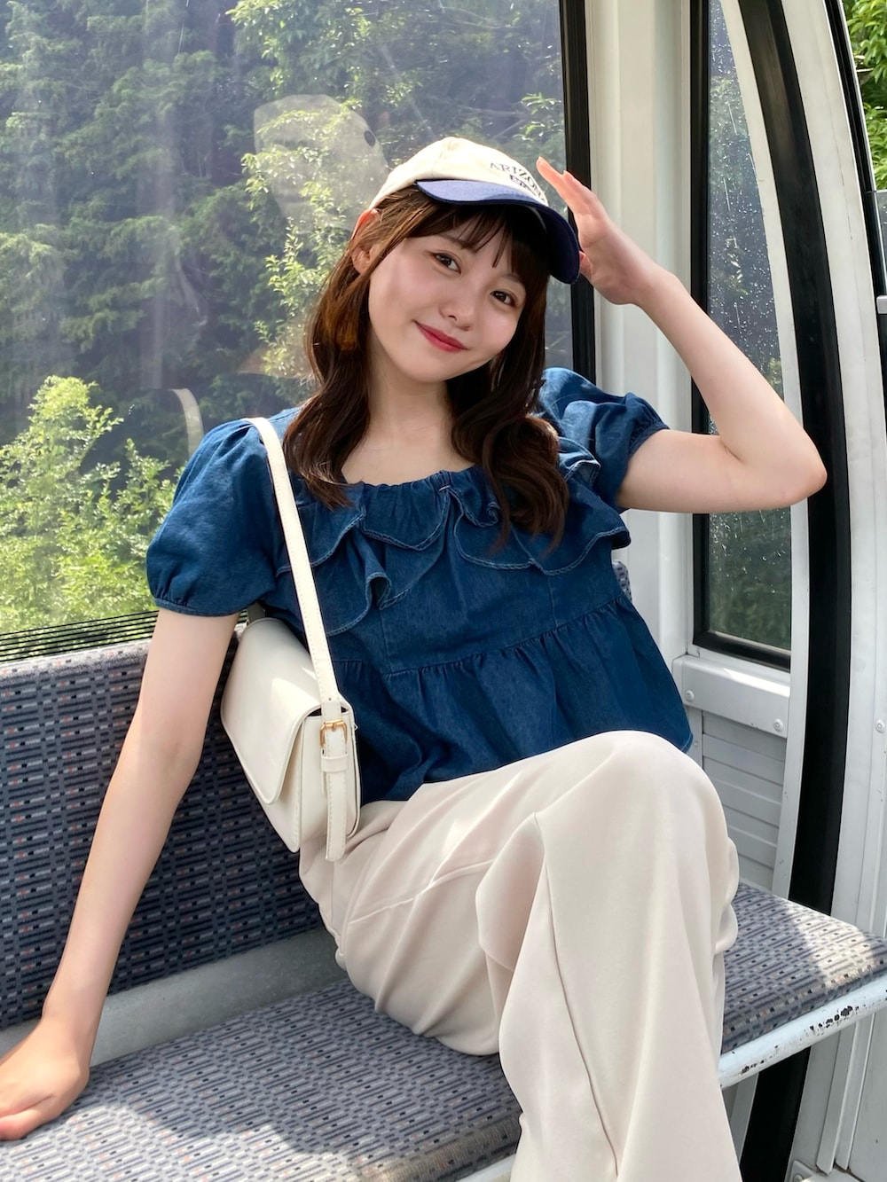 「プチプラ、夏コーデ、アツいコーデ全部見せ、デニム、きれいめカジュアル、パンツスタイル、韓国ファッション、カジュアル、シンプル、秋先取りコーデ、お出かけコーデ、サンダル、キャップ、楽チンコーデ、古着MIX」｜「Cham.のデニムフリルブラウス（シャツ/ブラウス、ブルー系）」を使った、みさねさん（骨格ストレート・レディース・158cm）の夏コーディネートの3枚目の写真