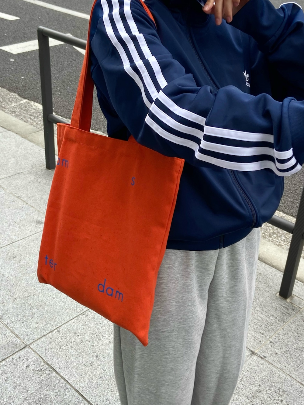 「ストリート、春めき満開コーデ、スウェットパンツ、トラックジャケット、アウトドアスタイル、カジュアルコーデ、古着MIX、スポーツミックス、スニーカー、UNIQLO、レイヤードスタイル、ネイビー、グレー、ラフ、ラクチンコーデ」｜「GILDANの【お気に入り数9万人突破】GILDAN(ギルダン) /ベーシックロングスリーブTシャツ コットン100% ビッグ シルエット スーパーオーバー サイズカラバリ豊富 長袖 ロンT 6.0オンス（Tシャツ/カットソー、ホワイト系）」を使った、みさねさん（骨格ストレート・レディース・158cm）の春コーディネートの4枚目の写真