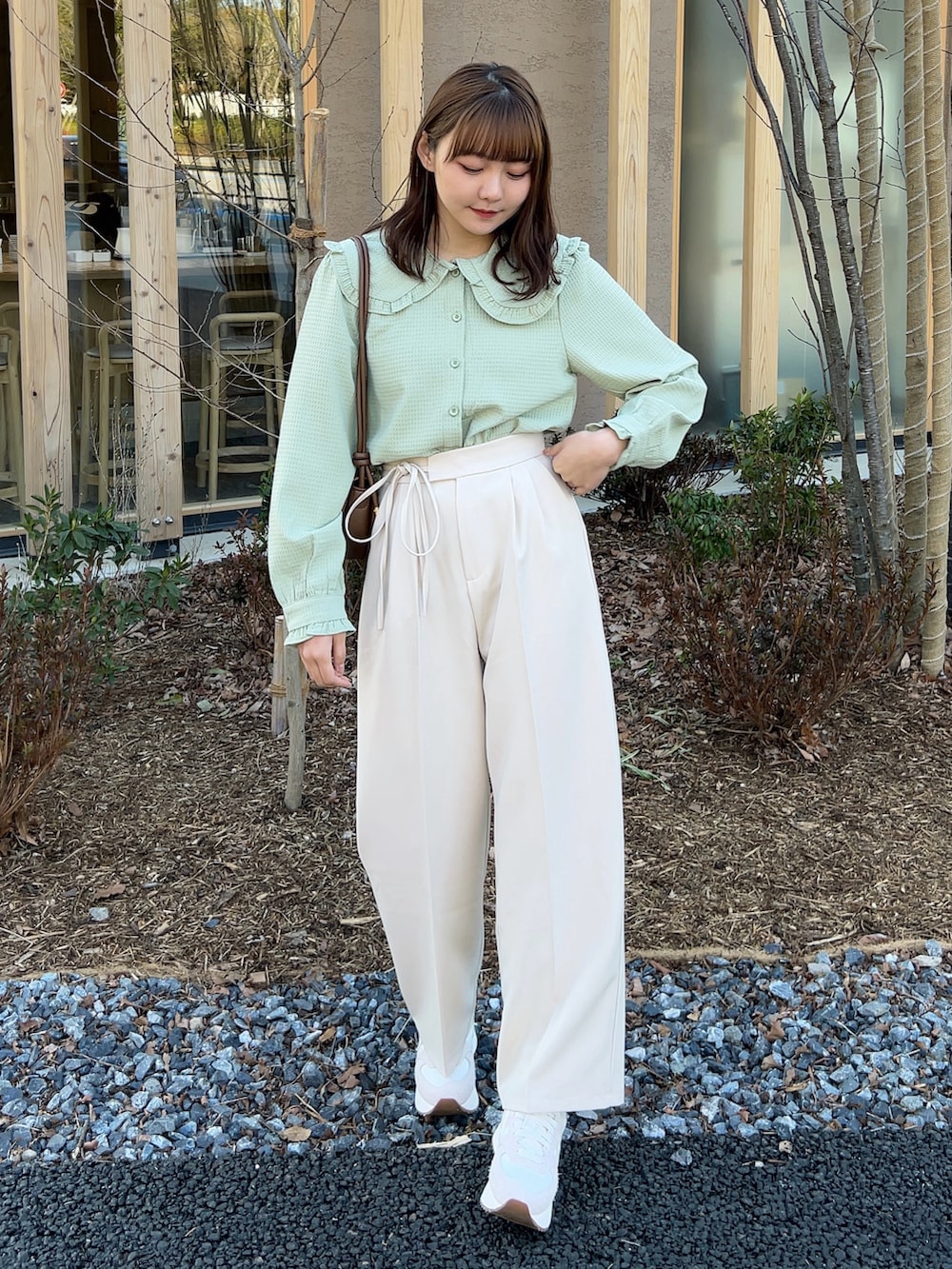 「春のおしゃ見えテクニック、休日スタイル、春コーデ、春服みてみて、パステルカラー、お出かけコーデ、スニーカー、シンプルコーデ、春服、オトナカジュアル、カジュアルスタイル、デートコーデ、ブラウス、パンツスタイル、春カラー」｜「Cham.のウエストリボンワイドパンツ（その他パンツ、ベージュ系）」を使った、みさねさん（骨格ストレート・レディース・158cm）の春コーディネートの4枚目の写真