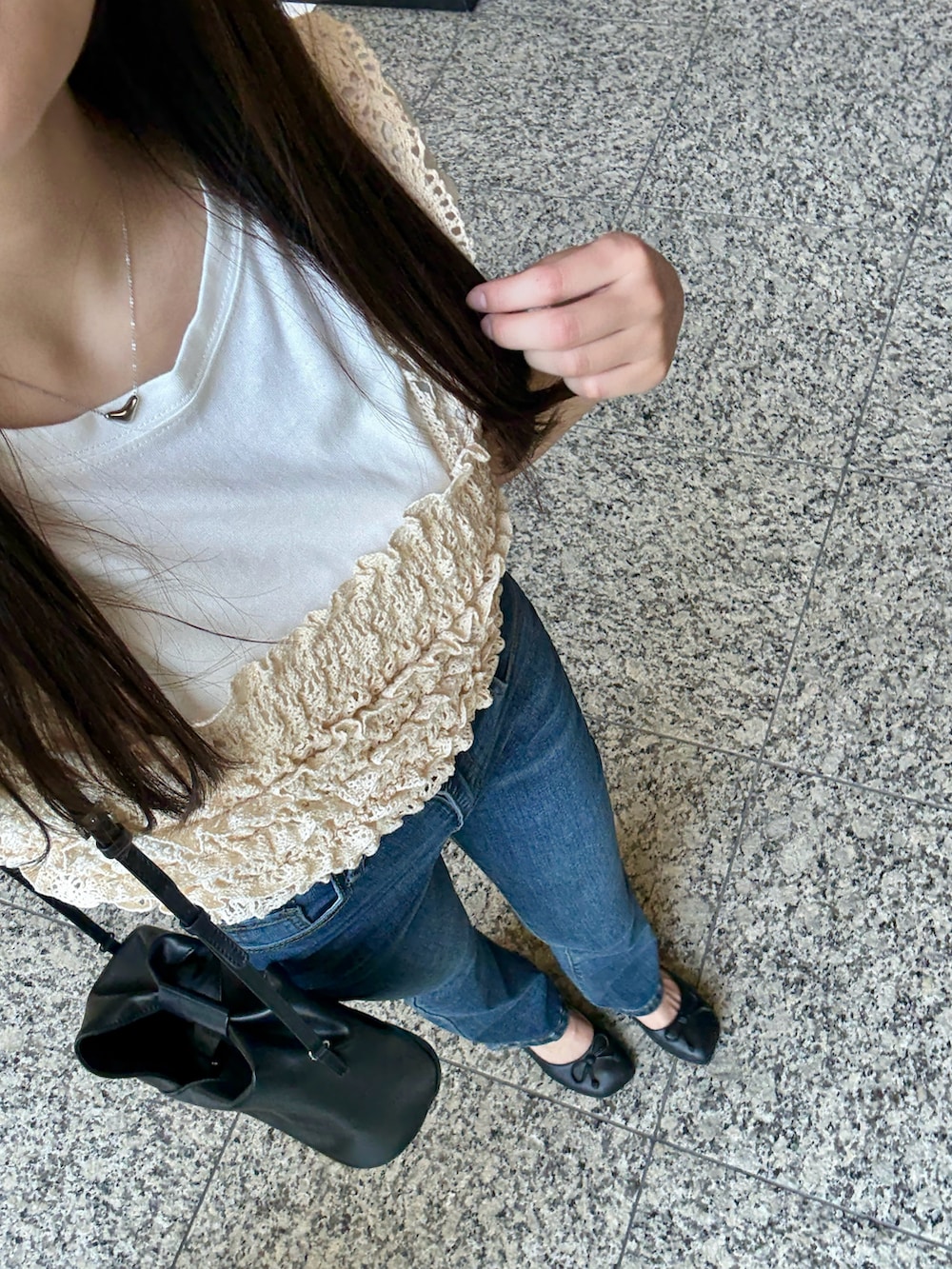 ホワイト系のTシャツ/カットソー、ベージュ系のベスト、ブルー系のデニムパンツを着用したレディースの夏コーディネートの3枚目の写真