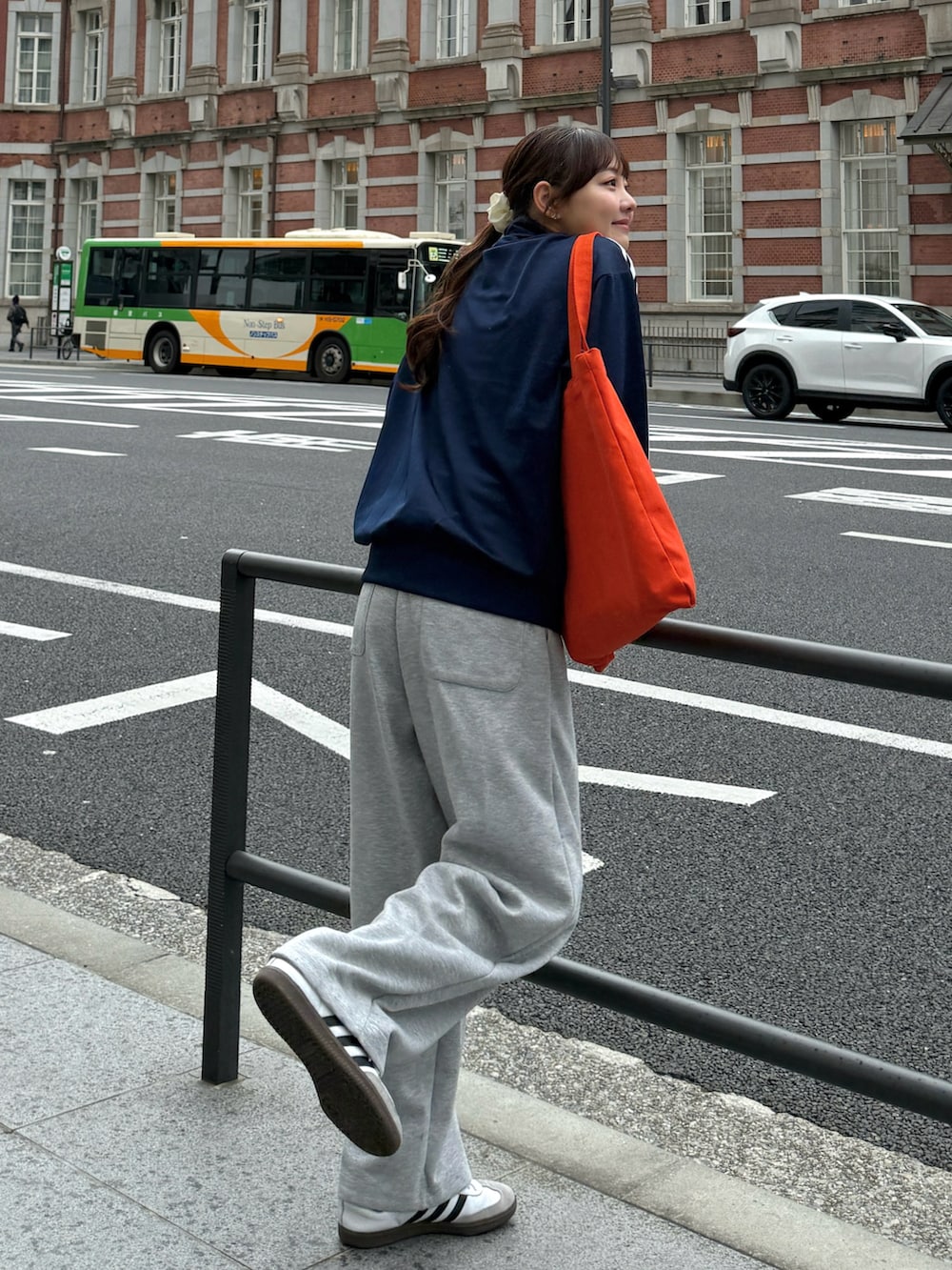 「ストリート、春めき満開コーデ、スウェットパンツ、トラックジャケット、アウトドアスタイル、カジュアルコーデ、古着MIX、スポーツミックス、スニーカー、UNIQLO、レイヤードスタイル、ネイビー、グレー、ラフ、ラクチンコーデ」｜「GILDANの【お気に入り数9万人突破】GILDAN(ギルダン) /ベーシックロングスリーブTシャツ コットン100% ビッグ シルエット スーパーオーバー サイズカラバリ豊富 長袖 ロンT 6.0オンス（Tシャツ/カットソー、ホワイト系）」を使った、みさねさん（骨格ストレート・レディース・158cm）の春コーディネートの2枚目の写真