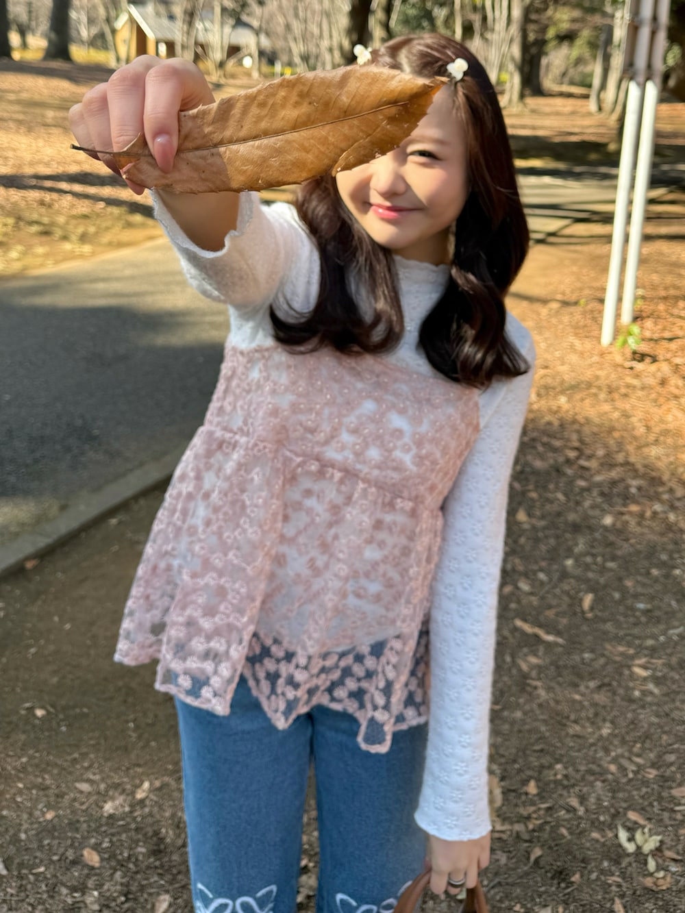 ブラウン系のパンプス、ホワイト系のTシャツ/カットソー、ピンク系のキャミソールを着用したレディースの冬コーディネートの5枚目の写真