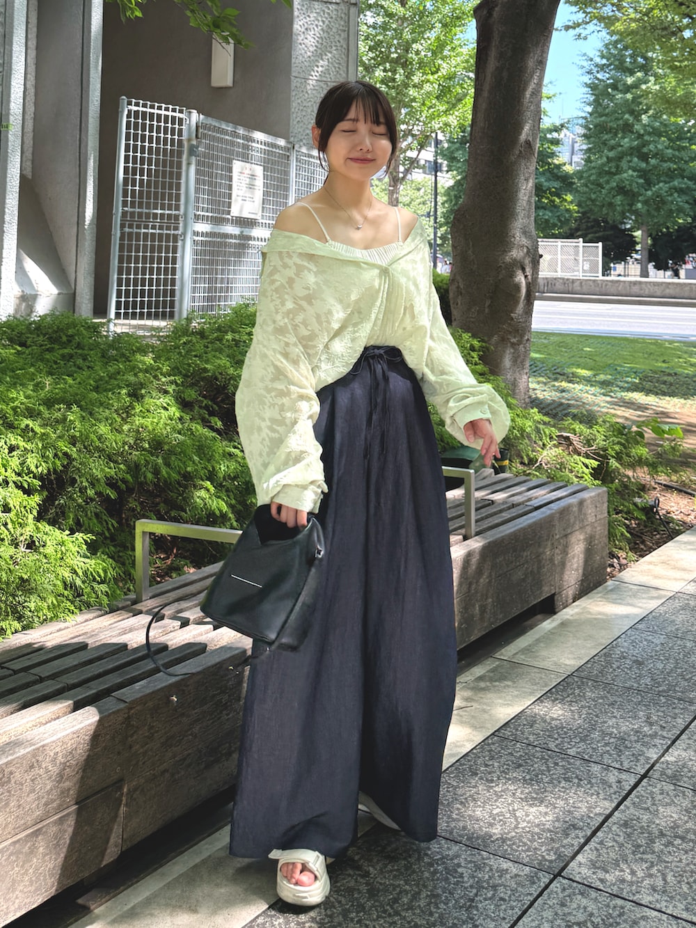 グリーン系のシャツ/ブラウス、ホワイト系のキャミソール、ブルー系のその他パンツを着用したレディースの夏コーディネートの4枚目の写真