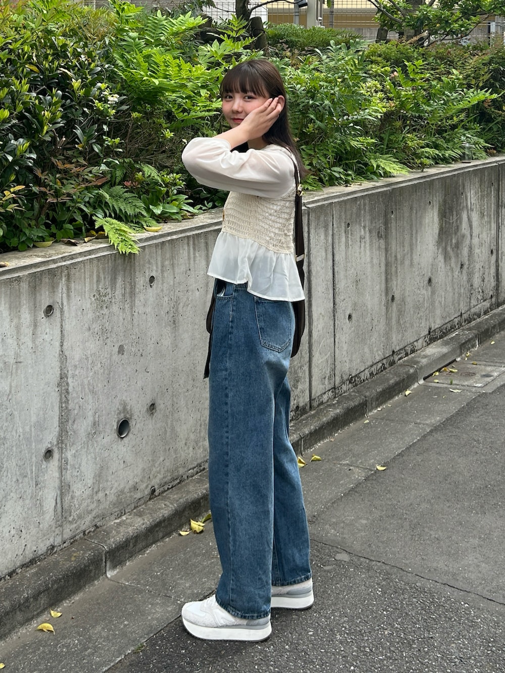 「ショルダーバッグ、柄シャツ、シャツスタイル、デニム、シアートップス、スニーカー、花柄、夏コーデ、きれいめカジュアル、お出かけコーデ、プチプラ、ゆるコーデ、パンツスタイル、オトナカジュアル、休日スタイル」｜「Cham.のヴィンテージライクデニムワイドパンツ（デニムパンツ、ブルー系）」を使った、みさねさん（骨格ストレート・レディース・158cm）の春コーディネートの3枚目の写真