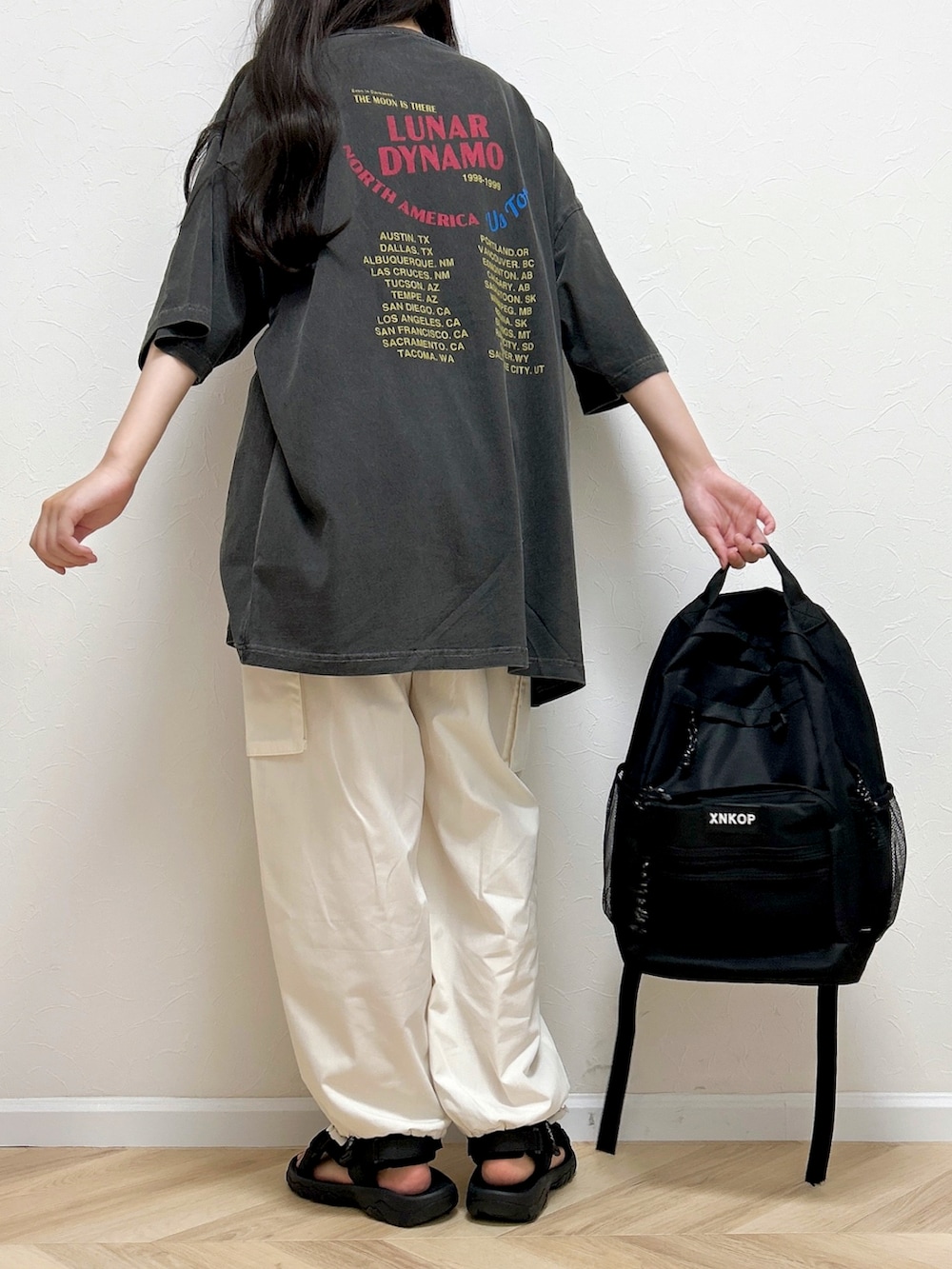 「このスタイルがお気に入り、ボーイッシュ、メンズライク、リュック、Tシャツ、夏だ！Tシャツ着よう！、スポーツサンダル、サンダル、カーゴパンツ、シンプルコーデ、きれいめカジュアル、おでかけコーデ、ビッグシルエット、ストリート、Cham.」｜「Javaの《JaVa ジャバコラボ》キャッチーな大人Tee。綿100%ピグメントロゴビッグTシャツ（Tシャツ/カットソー、グレー系）」を使った、みさねさん（骨格ストレート・レディース・158cm）の夏コーディネートの2枚目の写真