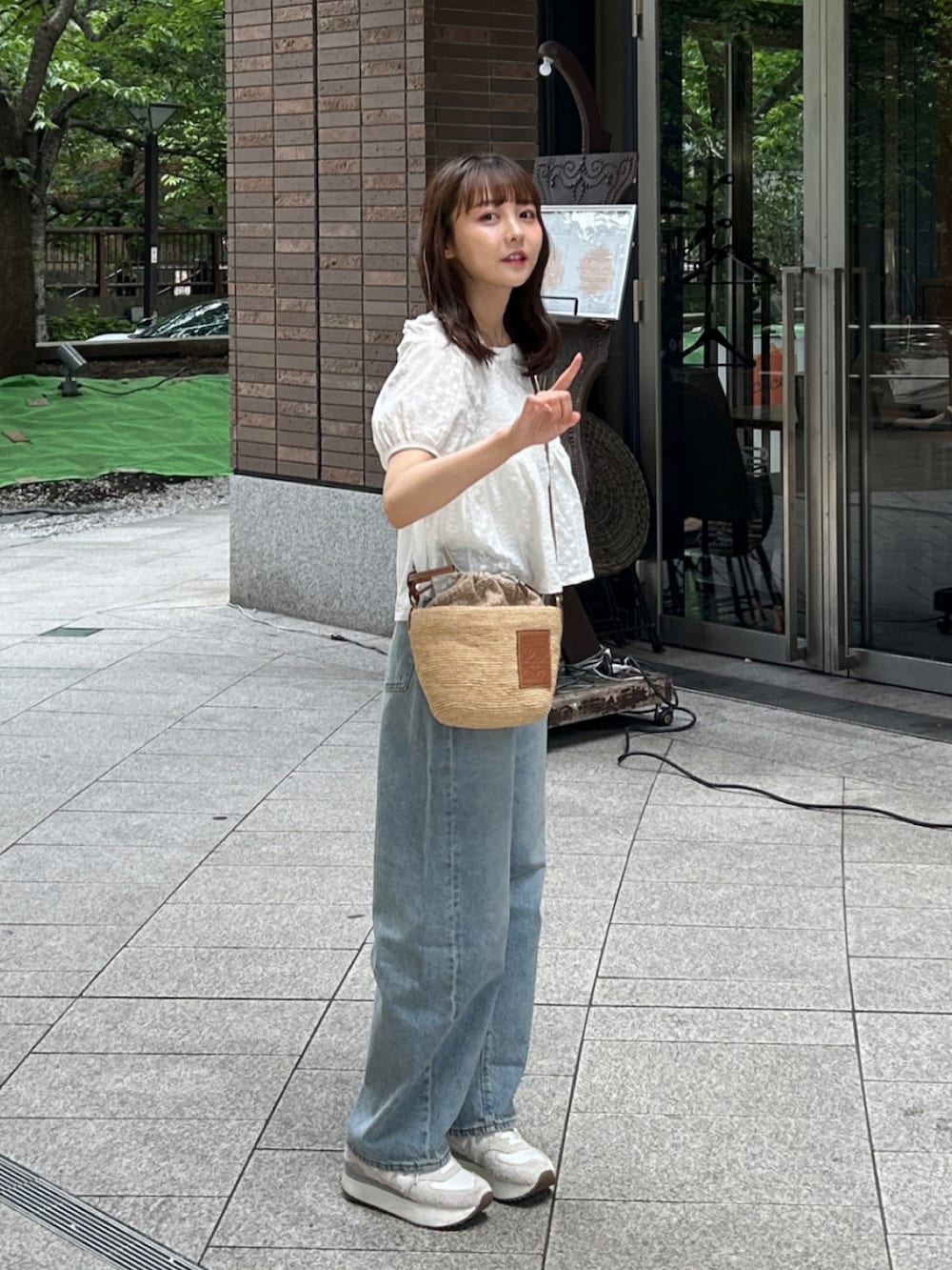 「プチプラ、デートコーデ、夏コーデ、お出かけコーデ、休日スタイル、シンプルコーデ、オトナカジュアル、きれいめカジュアル、デニム、フェスコーデ、スニーカー、ショルダーバッグ、韓国ファッション、カジュアルコーデ、ブラウス」｜「Cham.のスクエアネックサマーブラウス（シャツ/ブラウス、ホワイト系）」を使った、みさねさん（骨格ストレート・レディース・158cm）の夏コーディネートの4枚目の写真