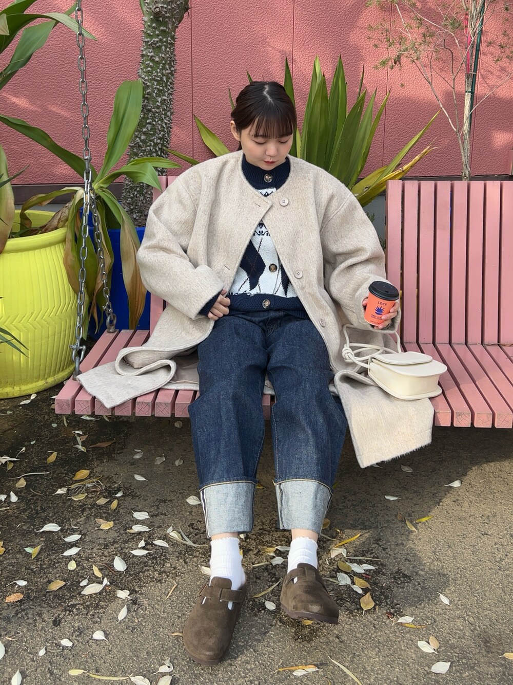 ベージュ系のその他アウター、ブルー系のデニムパンツ、ブラウン系のサンダルを着用したレディースの冬コーディネートの3枚目の写真