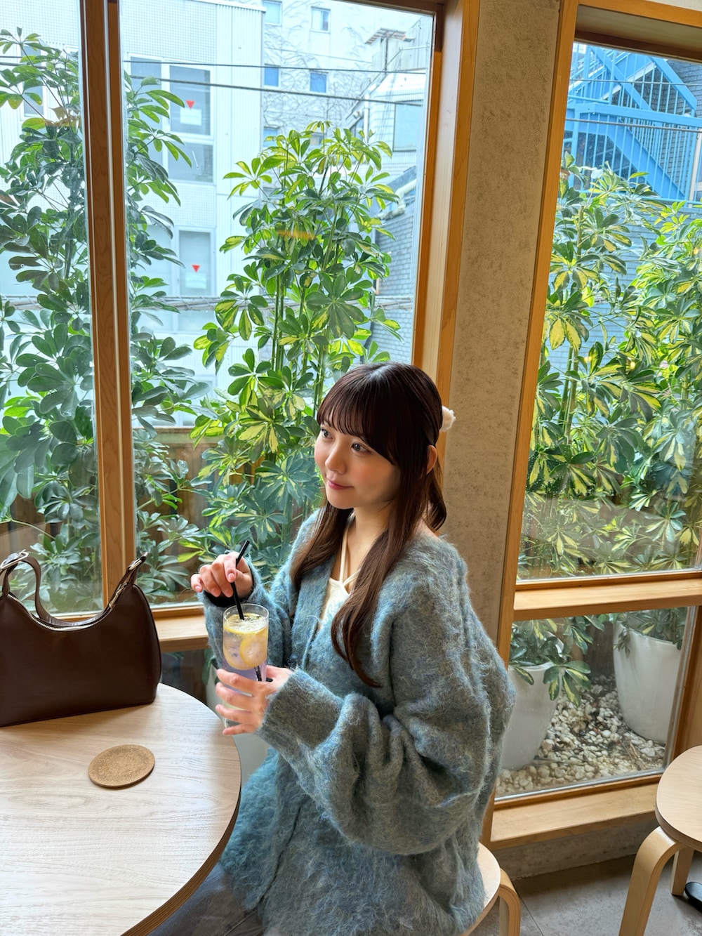 「春めき満開コーデ、古着MIX、春コーデ、ブルー、デニム、カーディガン、きれいめカジュアル、オトナカジュアル、シンプルコーデ、レイヤードスタイル、プチプラ、韓国ファッション、ワントーンコーデ、休日スタイル、パンツコーデ」｜「Cham.のハイウエストデニムワイドパンツ（デニムパンツ、ブルー系）」を使った、みさねさん（骨格ストレート・レディース・158cm）の春コーディネートの4枚目の写真