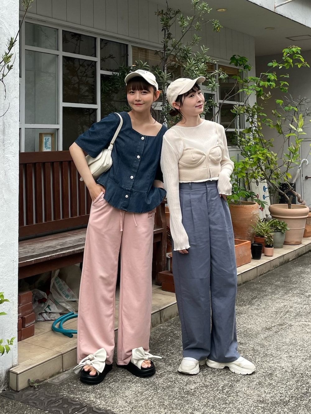 ブルー系のシャツ/ブラウス、ホワイト系のハンドバッグ、ピンク系のパンツを着用したレディースの春コーディネートの5枚目の写真