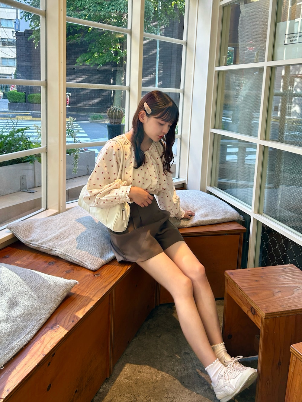 レッド系のシャツ/ブラウス、ブラウン系のその他パンツ、ベージュ系のスニーカーを着用したレディースの秋コーディネートの5枚目の写真