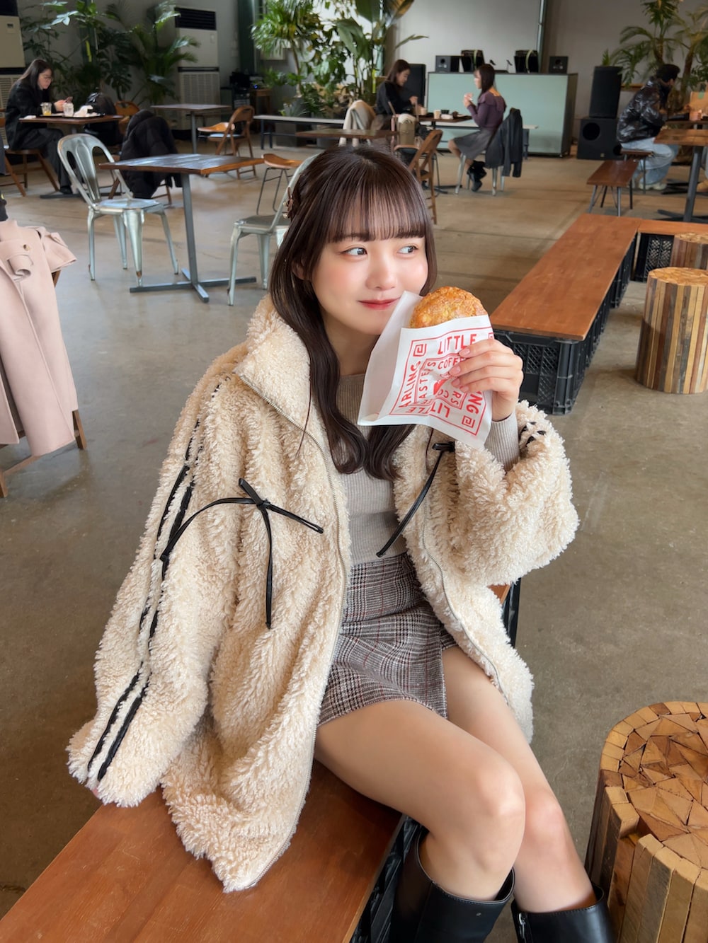 「真冬のあったかスタイル、ニット、ショートパンツ、ミニスカート、ロングブーツ、プチプラ、ボア、冬コーデ、冬アウター、ブラウン、チェック、レザー、ワントーンコーデ、韓国ファッション、カジュアル」｜「mily biletの【mily bilet】女性らしさ漂うシンプル美デザイン。スクエアネックリブニットプルオーバー（ニット/セーター、ブラウン系）」を使った、みさねさん（骨格ストレート・レディース・158cm）の冬コーディネートの2枚目の写真