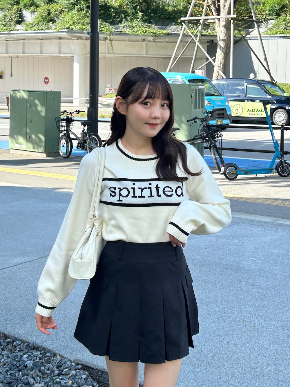 「レザー、テーマパークコーデ、韓国ファッション、ストリート、モノトーン、シンプル、カジュアル、ブーツ、スカート、ニット、お出かけコーデ、プチプラ、デートコーデ、ゆるコーデ、きれいめカジュアル」｜「Mi-jeのアイテム（ニット/セーター、ベージュ系）」を使った、みさねさん（骨格ストレート・レディース・158cm）の秋コーディネートの2枚目の写真