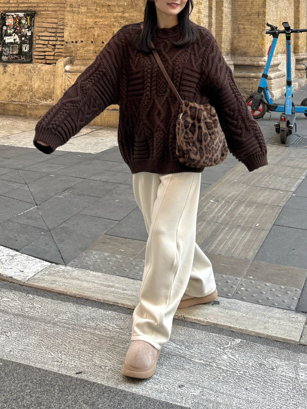 ベージュ系のブーツ、ブラウン系のニット/セーター、ベージュ系のスウェットパンツを着用したレディースの冬コーディネートの2枚目の写真