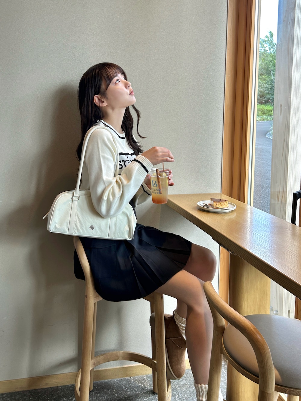 「レザー、テーマパークコーデ、韓国ファッション、ストリート、モノトーン、シンプル、カジュアル、ブーツ、スカート、ニット、お出かけコーデ、プチプラ、デートコーデ、ゆるコーデ、きれいめカジュアル」｜「Mi-jeのアイテム（ニット/セーター、ベージュ系）」を使った、みさねさん（骨格ストレート・レディース・158cm）の秋コーディネートの3枚目の写真