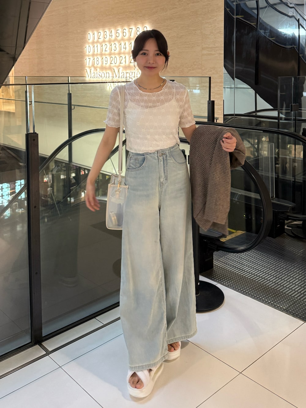 「白Tシャツ、シアートップス、シンプルコーデ、デニム、サンダル、スポーツミックス、雨の日コーデ、ゆるコーデ、大人かわいい、大人カジュアル、きれいめカジュアル、プチプラ、お出かけコーデ、休日スタイル、Tシャツ」｜「Luneaの花柄シアートップス（Tシャツ/カットソー、ホワイト系）」を使った、みさねさん（骨格ストレート・レディース・158cm）の夏コーディネートの2枚目の写真