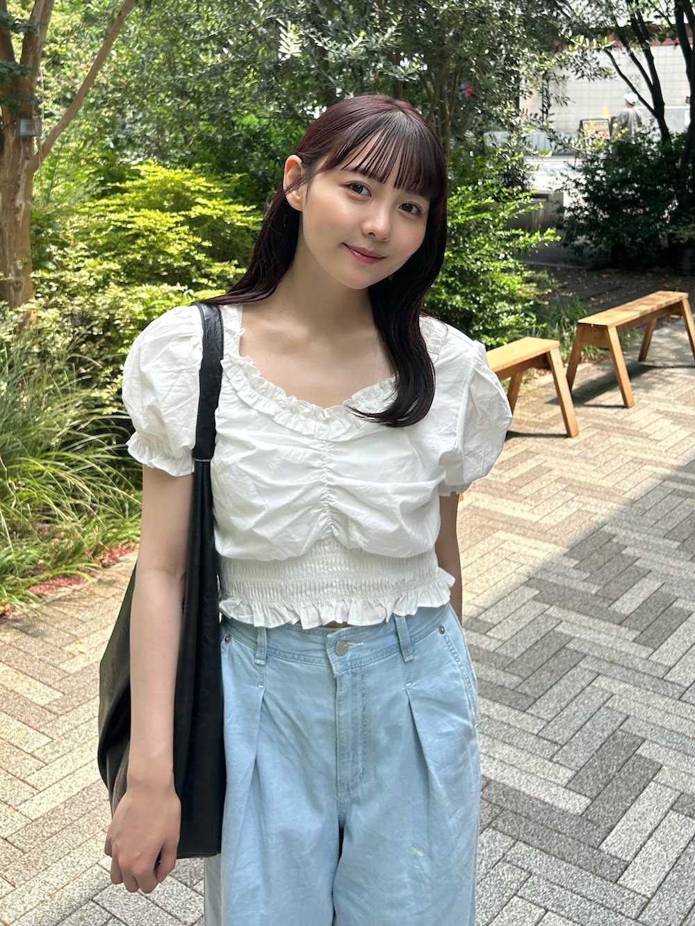 ホワイト系のシャツ/ブラウス、ブラック系のバッグ、ブルー系のデニムパンツを着用したレディースの夏コーディネートの3枚目の写真