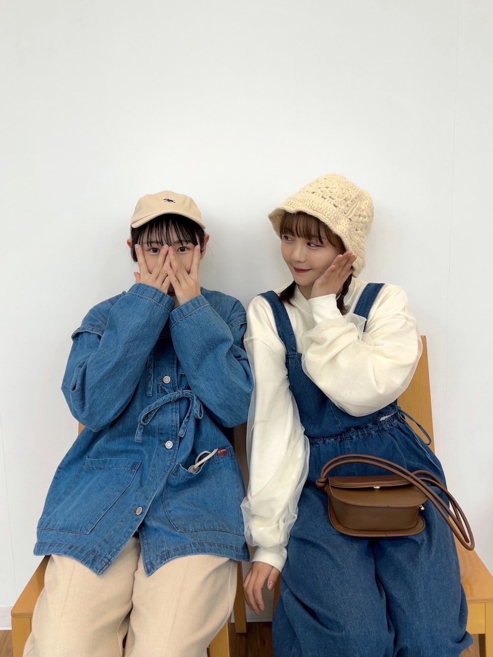 ブルー系のサロペット/オーバーオール、グレー系のスニーカー、ホワイト系のスウェットを着用したレディースの春コーディネートの4枚目の写真