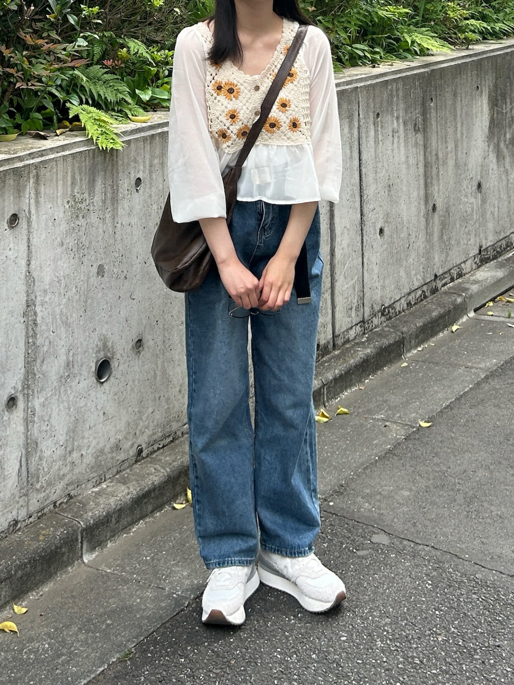 「ショルダーバッグ、柄シャツ、シャツスタイル、デニム、シアートップス、スニーカー、花柄、夏コーデ、きれいめカジュアル、お出かけコーデ、プチプラ、ゆるコーデ、パンツスタイル、オトナカジュアル、休日スタイル」｜「Cham.のヴィンテージライクデニムワイドパンツ（デニムパンツ、ブルー系）」を使った、みさねさん（骨格ストレート・レディース・158cm）の春コーディネートの2枚目の写真