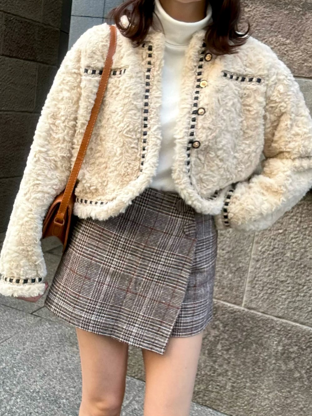 ブラウン系のその他パンツ、ベージュ系のジャケット/アウター、ブラウン系のショルダーバッグを着用したレディースの冬コーディネートの2枚目の写真