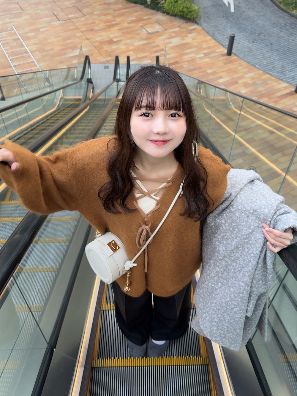 「真冬のあったかスタイル、ニット、パンツスタイル、マスタード、ショルダーバッグ、GU、プチプラ、きれいめカジュアル、カジュアル、シンプル、大人女子、お出かけコーデ、ラクチンコーデ、ユニクロ、レイヤードスタイル」｜「andmeの【7色展開】カップ付きホルターネック風キャミソール（キャミソール、ホワイト系）」を使った、みさねさん（骨格ストレート・レディース・158cm）の冬コーディネートの4枚目の写真