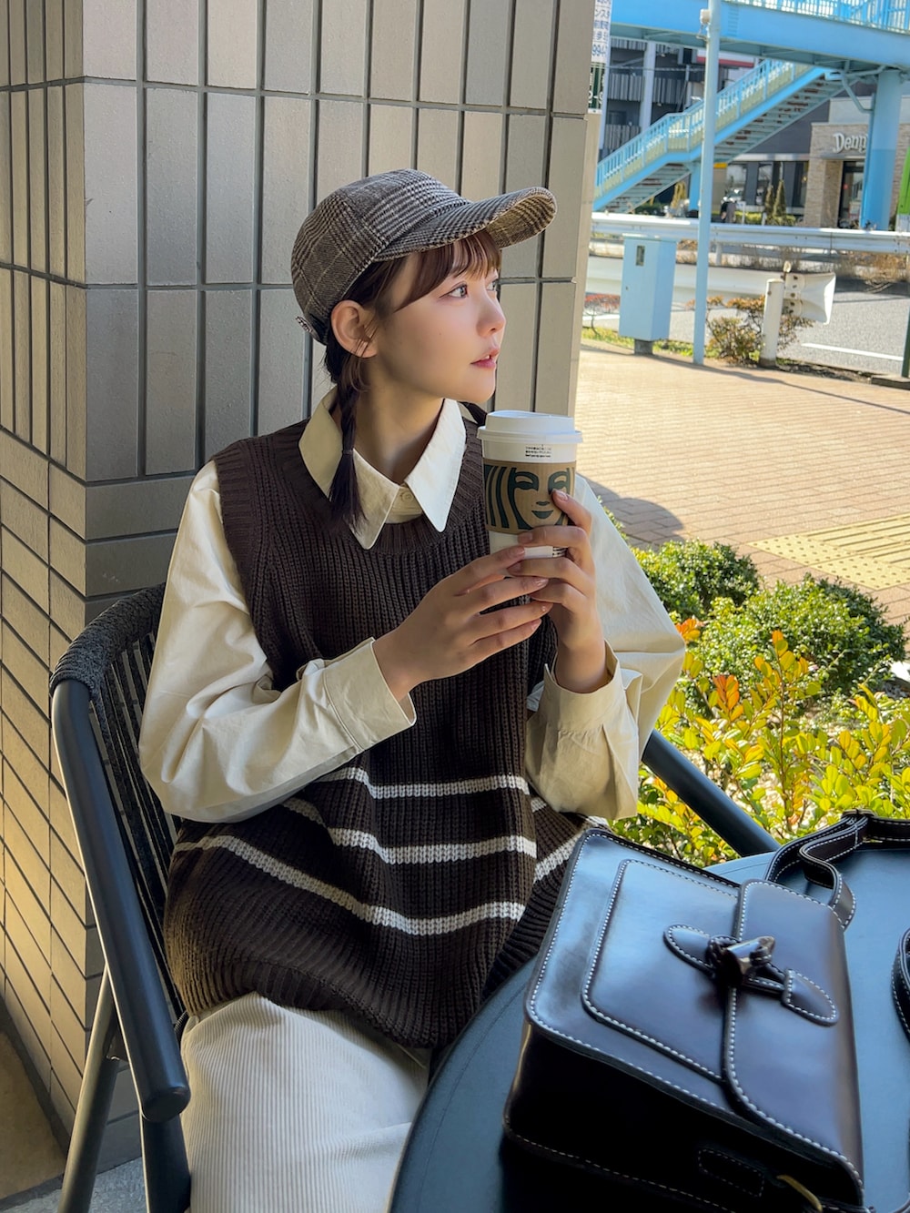 ブラウン系のショルダーバッグ、ベージュ系のシャツ/ブラウス、ベージュ系のパンツを着用したレディースの冬コーディネートの4枚目の写真