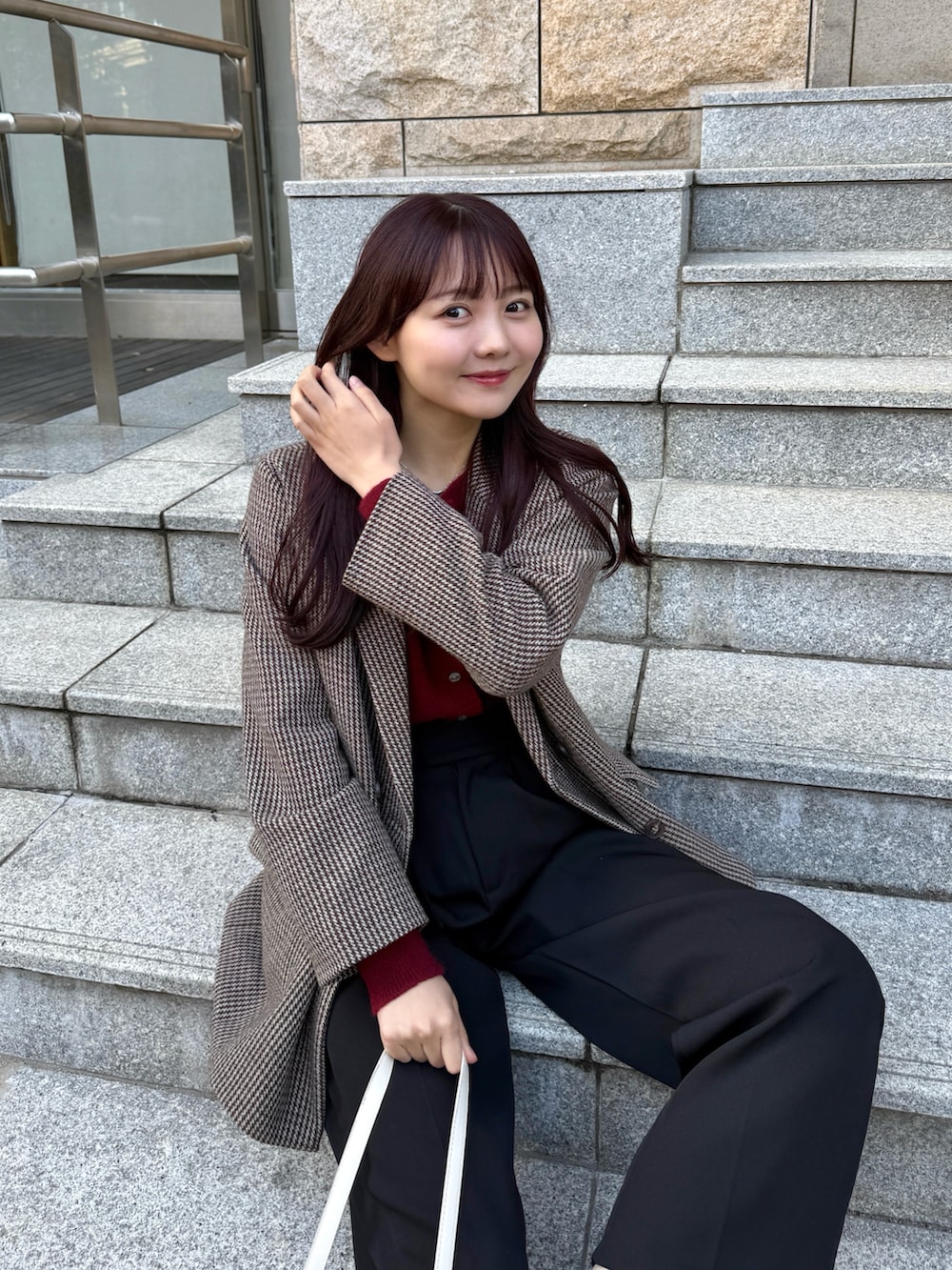 「リボン、大人カジュアル、パンツスタイル、きれいめカジュアル、スラックス、カーディガン、プチプラ、韓国ファッション、デートコーデ、お出かけコーデ、大人かわいい、休日スタイル、シンプルコーデ、ブラック、春コーデ」｜「Doula Doulaのクルーネックニットカーディガン（カーディガン/ボレロ、レッド系）」を使った、みさねさん（骨格ストレート・レディース・158cm）の春コーディネートの4枚目の写真