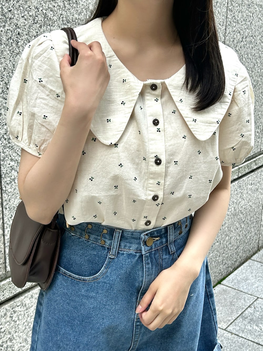 ブルー系のシャツ/ブラウス、ブルー系のデニムパンツ、ブラウン系のハンドバッグを着用したレディースの夏コーディネートの5枚目の写真