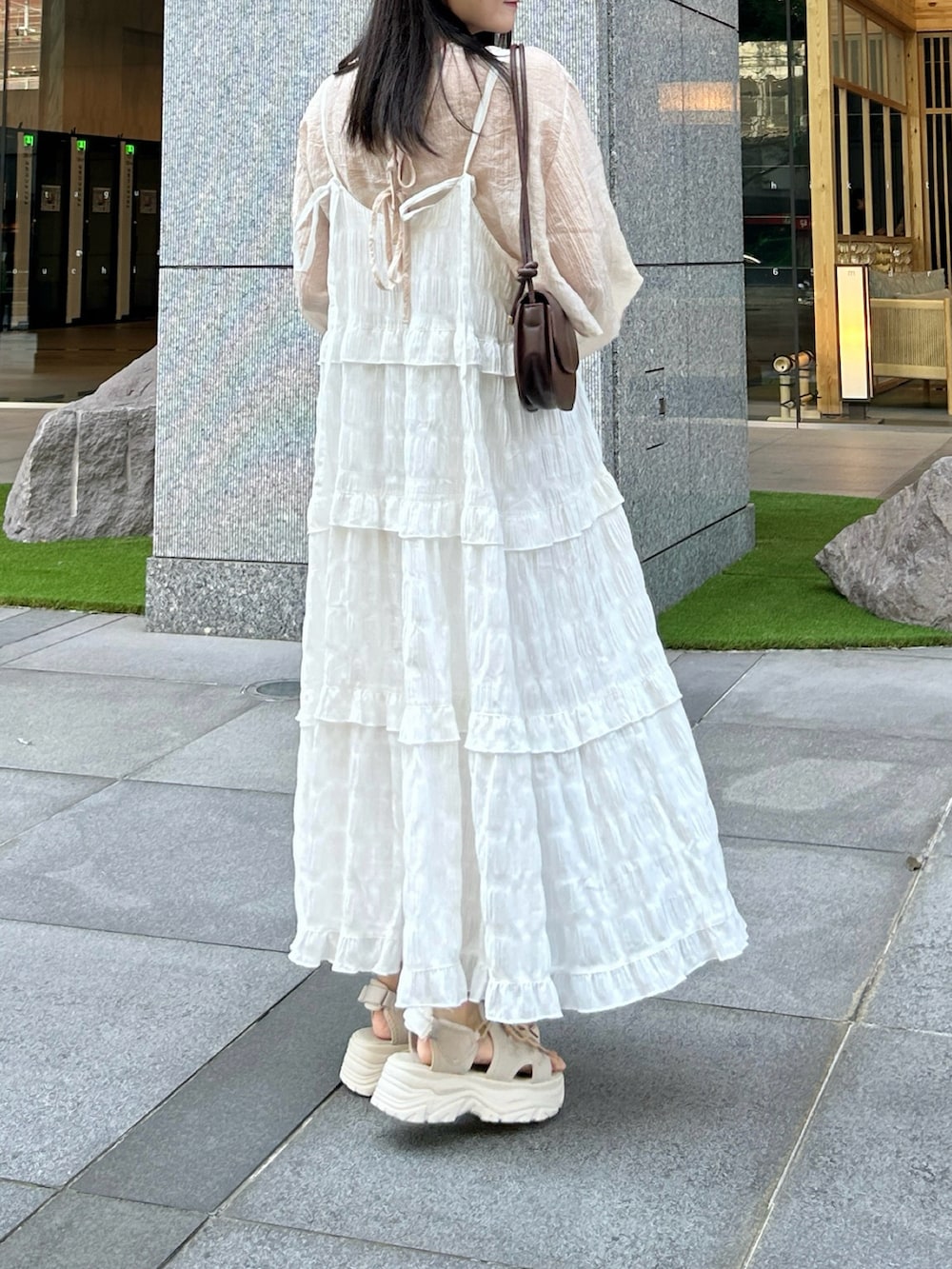 「淡色コーデ、レイヤードスタイル、ワンピース、キャミワンピ、デートコーデ、きれいめカジュアル、プチプラ、夏コーデ、さらっと晴れやかスナップ、お出かけコーデ、韓国ファッション、シアートップス、厚底シューズ、サンダル、カジュアル」｜「Alley by w closetの【お気に入り数6.2万人突破 / Alley】フリルティアードキャミワンピース（ワンピース、ホワイト系）」を使った、みさねさん（骨格ストレート・レディース・158cm）の夏コーディネートの2枚目の写真