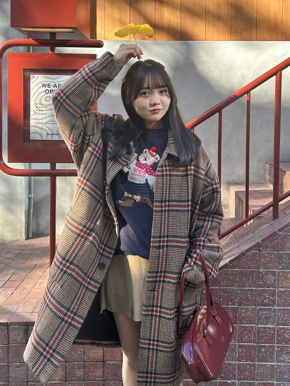 ブラック系のTシャツ/カットソー、ブラウン系のジャケット/アウター、ベージュ系のスカートを着用したレディースの冬コーディネートの3枚目の写真